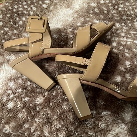 Antonio Melani tan patent leather sandals, size 7 - Picture 7 of 7